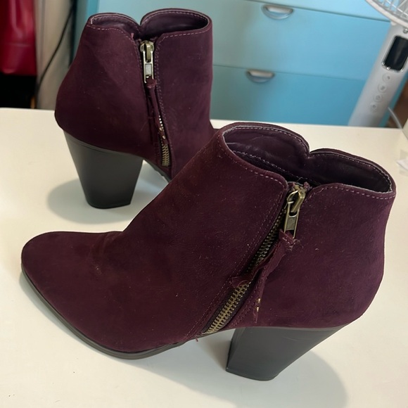 Charlotte Russe burgundy wine aubergine faux suede side zip ankle bootie sz 7 - Picture 1 of 9